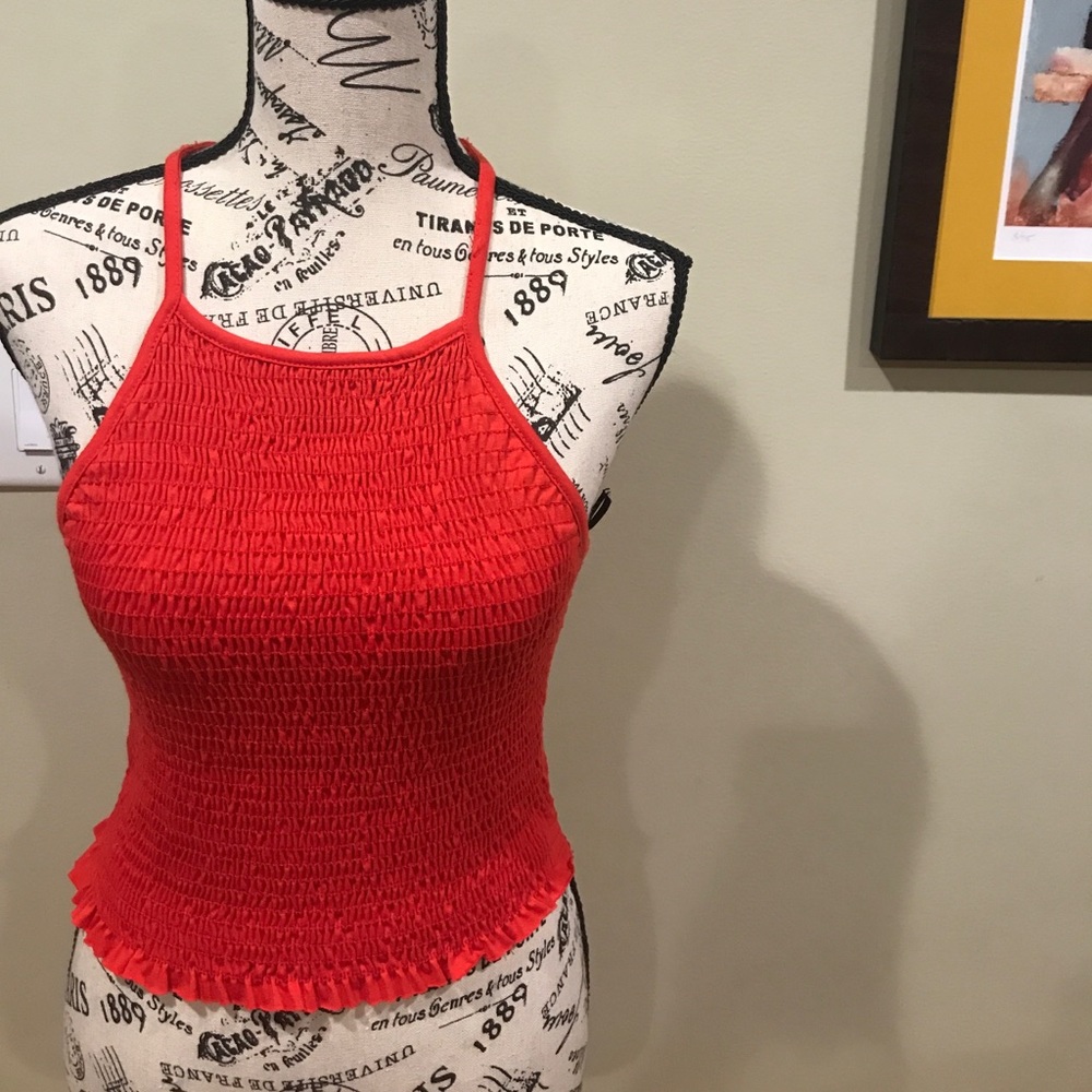 Red lettuce edge cropped tank top